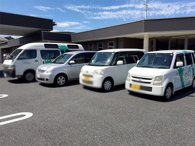駐車している車両 外観 施設の外側に並ぶ車両です。送迎サービスの利便性が高く、通勤にも安心です。
