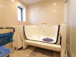 清潔なバリアフリー浴室