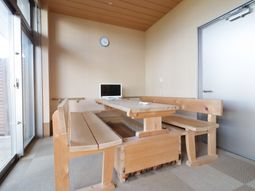 木製テーブルセットの居室