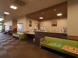 明るいロビーの様子