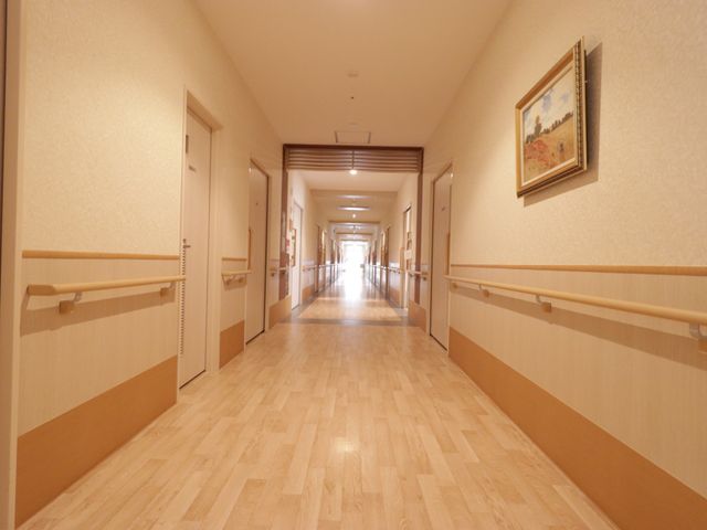暖色系照明のきれいな廊下