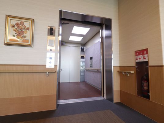 エレベーター前の廊下