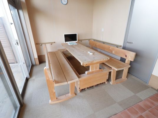 木製テーブルとベンチの中庭