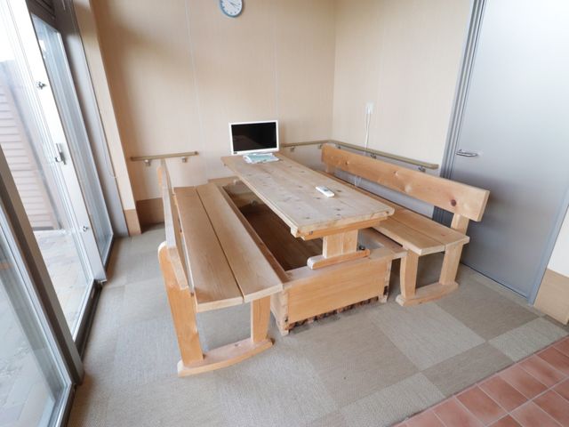 木製テーブルとベンチの中庭