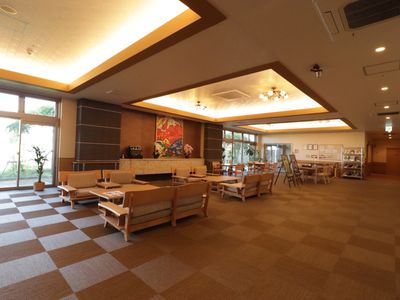 広々とした快適なラウンジ