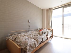 居室のベッドと窓