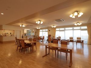 温かみのある明るい食堂