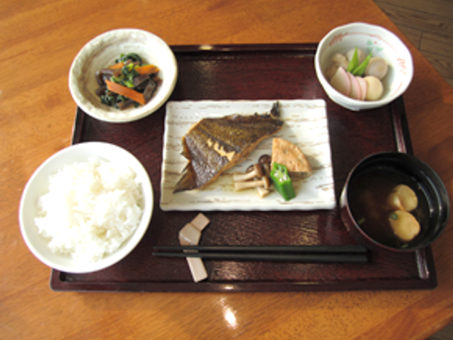 健康的な和食の膳 料理 栄養バランスに配慮した和の食事で、心身の健康をサポートします。丁寧に盛り付けられています。