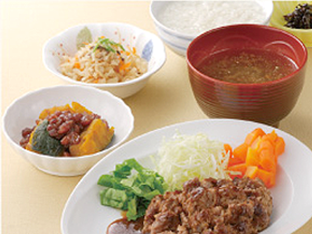 彩り豊かな料理 料理 栄養バランスの取れたメニューです。季節の野菜がふんだんに使われています。