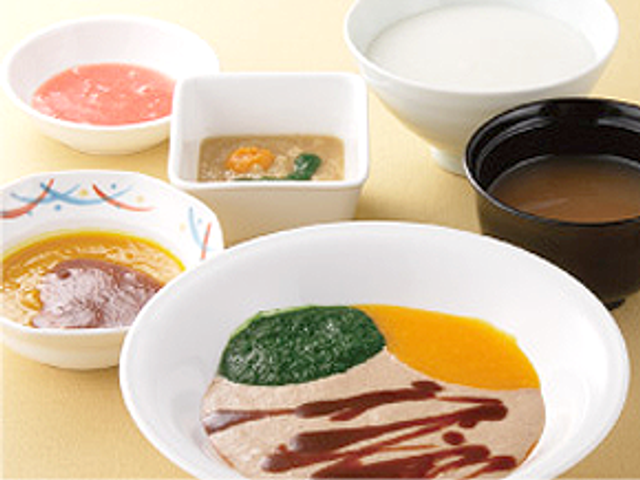 彩り豊かな料理 料理 色とりどりのメニューを提供しています。健康を考えた食事で、ご利用者様の毎日を支えます。