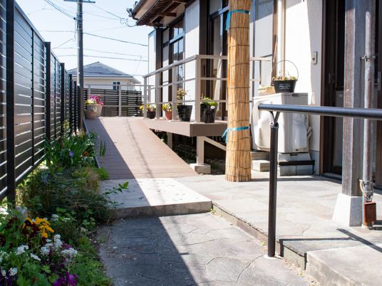 花壇のある通路  