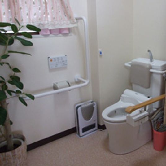 手すり付きのトイレ空間