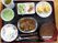 食事トレイ上の昼食