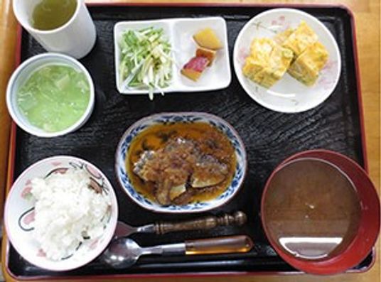 食事トレイ上の昼食
