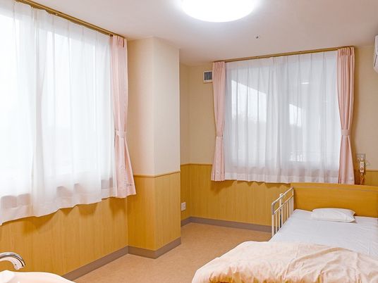 明るい居室のベッド  