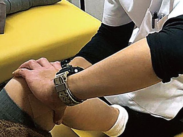 リハビリ中の様子 機能訓練室 スタッフが丁寧にサポートを行い、安全に配慮しながらリハビリを進めています。