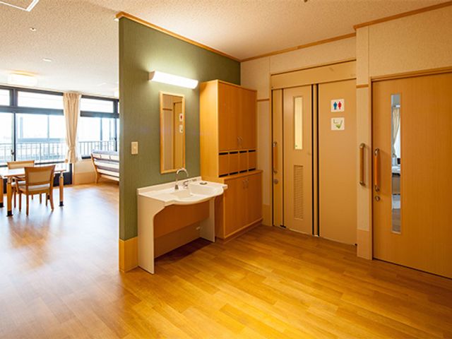 明るい空間の居室 居室 広々とした共有スペースで、リラックスした時間を過ごせます。自然光が心地よさを演出しています。