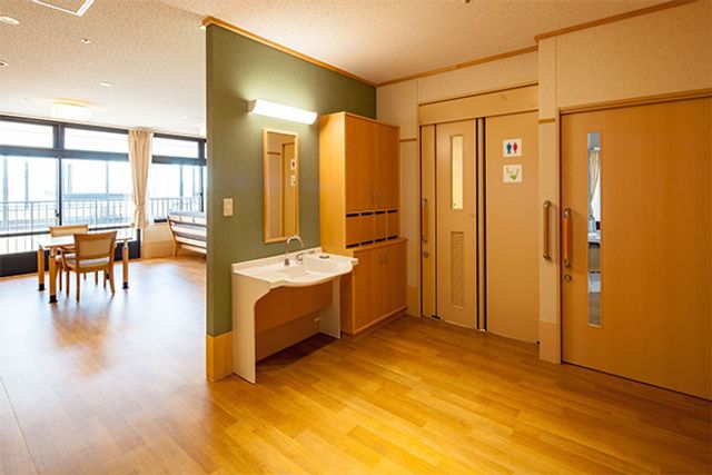明るい空間の居室 居室 広々とした共有スペースで、リラックスした時間を過ごせます。自然光が心地よさを演出しています。