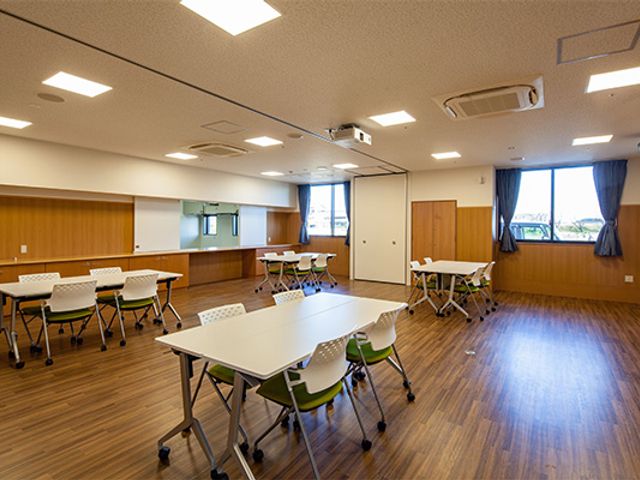 広々とした多目的室 多目的室 明るく広々とした多目的室では、たくさんの活動を行うことができます。自然光が差し込む心地よい空間です。