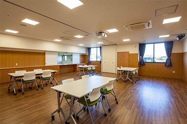 広々とした多目的室 多目的室 明るく広々とした多目的室では、たくさんの活動を行うことができます。自然光が差し込む心地よい空間です。