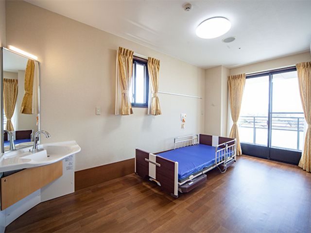 明るい居室ベッド 居室 自然光がたっぷり入る居室です。大型の窓から外の景色を楽しめます。