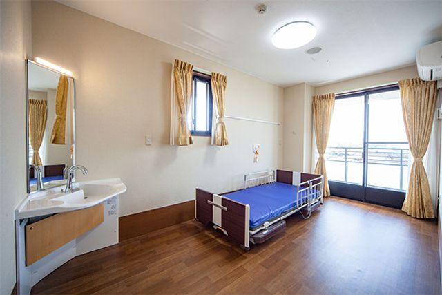 明るい居室ベッド 居室 自然光がたっぷり入る居室です。大型の窓から外の景色を楽しめます。