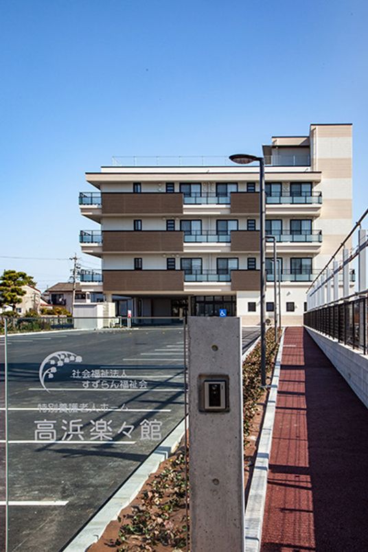 白い外壁の四階建て建物外観