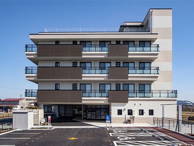 落ち着いた雰囲気の建物外観 外観 駐車場を備えた落ち着いたデザインの建物です。アクセスが良く、働きやすい環境が整っています。