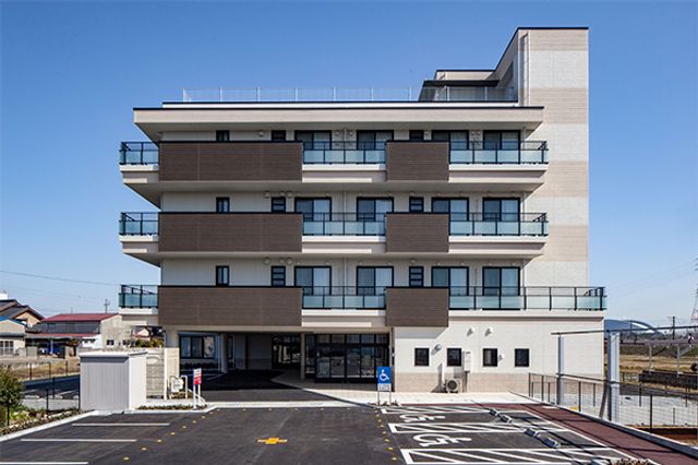 落ち着いた雰囲気の建物外観 外観 駐車場を備えた落ち着いたデザインの建物です。アクセスが良く、働きやすい環境が整っています。
