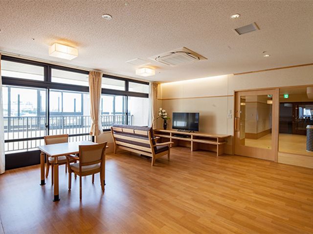 明るいリビング リビング 自然光がたっぷり入る広々とした空間です。くつろぎながら過ごすのに最適な場所になっています。