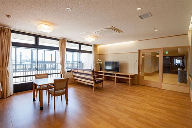 明るいリビング リビング 自然光がたっぷり入る広々とした空間です。くつろぎながら過ごすのに最適な場所になっています。