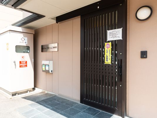 エントランスの門扉と看板