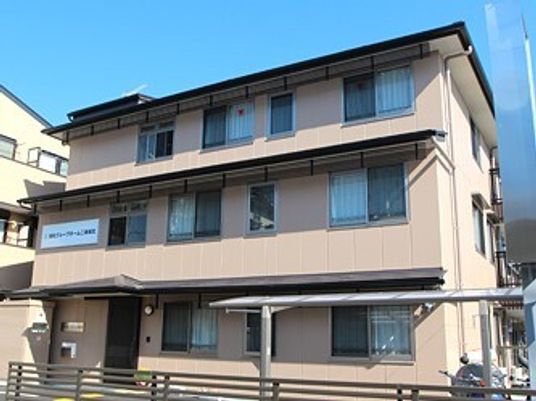 茶色の建物の外観