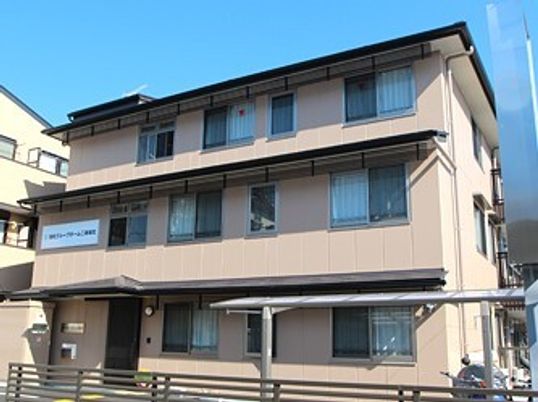 茶色の建物の外観