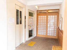 廊下と和風の扉