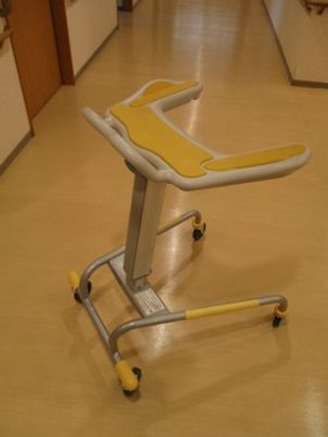 廊下にある歩行器