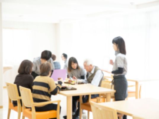 活動する人々のダイニングルーム