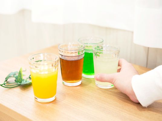 カラフルな飲料と手