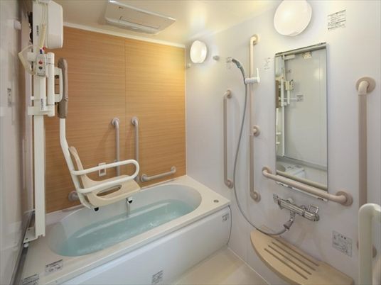 バリアフリー設計の浴室