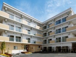 明るい外観の建物
