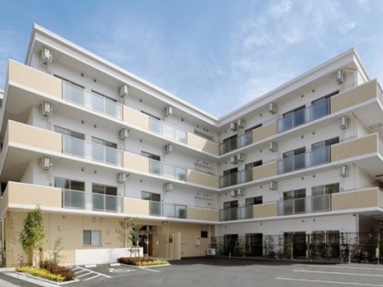 明るい施設の外観