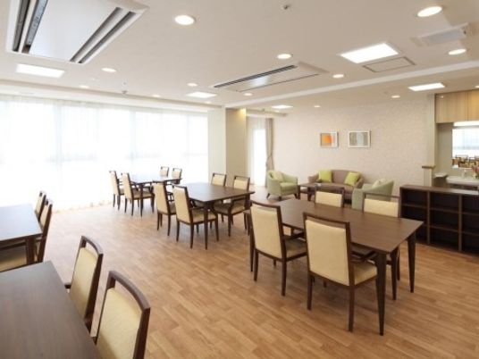 明るい広々とした食堂