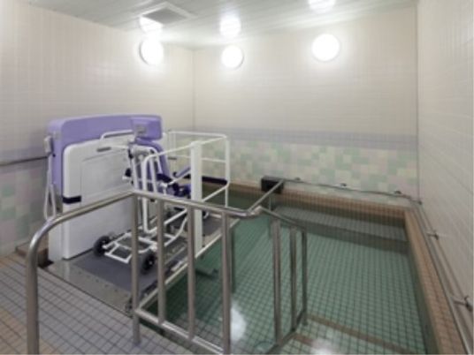 バリアフリー設計の浴室