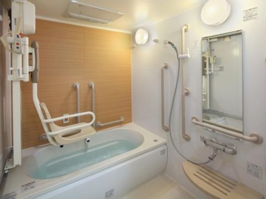 バリアフリー設計の浴室