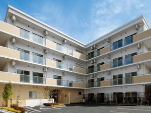 明るい外観の建物