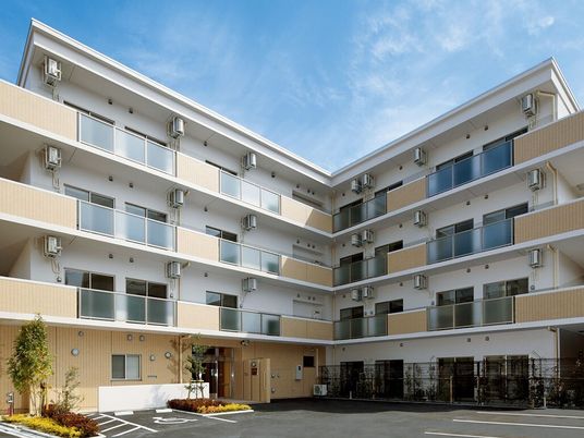 明るい外観の建物