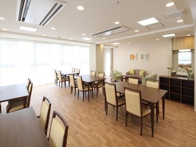 明るい共有ダイニングルーム