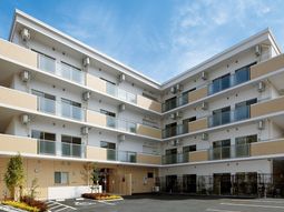 明るい建物のエントランス