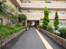 明るいエントランスの外観