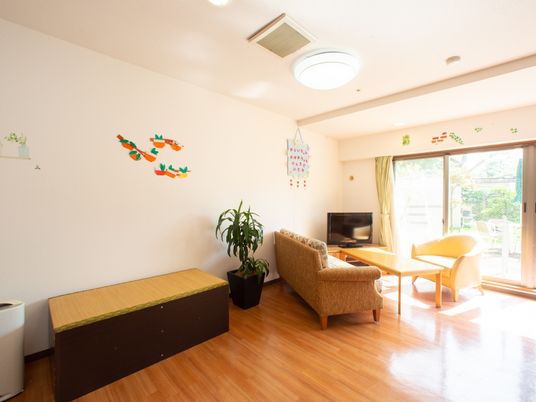 明るい居室の様子